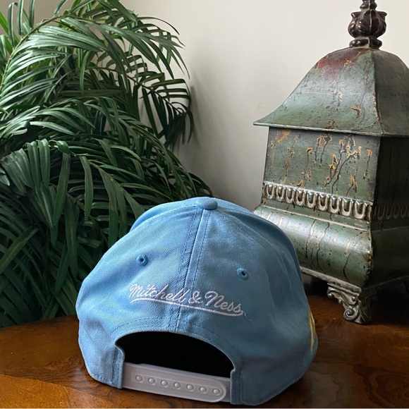 Mitchell & Ness Light Blue Los Angeles Lakers Uninterrupted Snapback Hat - Picture 5 of 12